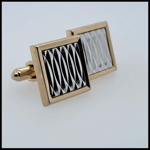 Fancy etched, yellow and gold silver tone cufflinks - Picture 2 of 4